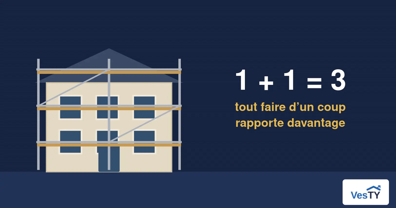 Maison entièrement échafaudée pendant une rénovation complète menée en un seul chantier